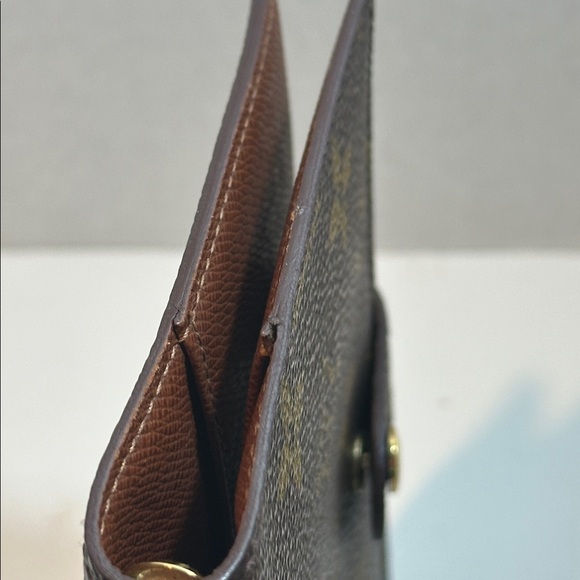 Louis Vuitton Monogram Agenda/ Passport Holder
Date Code SP0090
4” x 6” - Picture 4 of 11